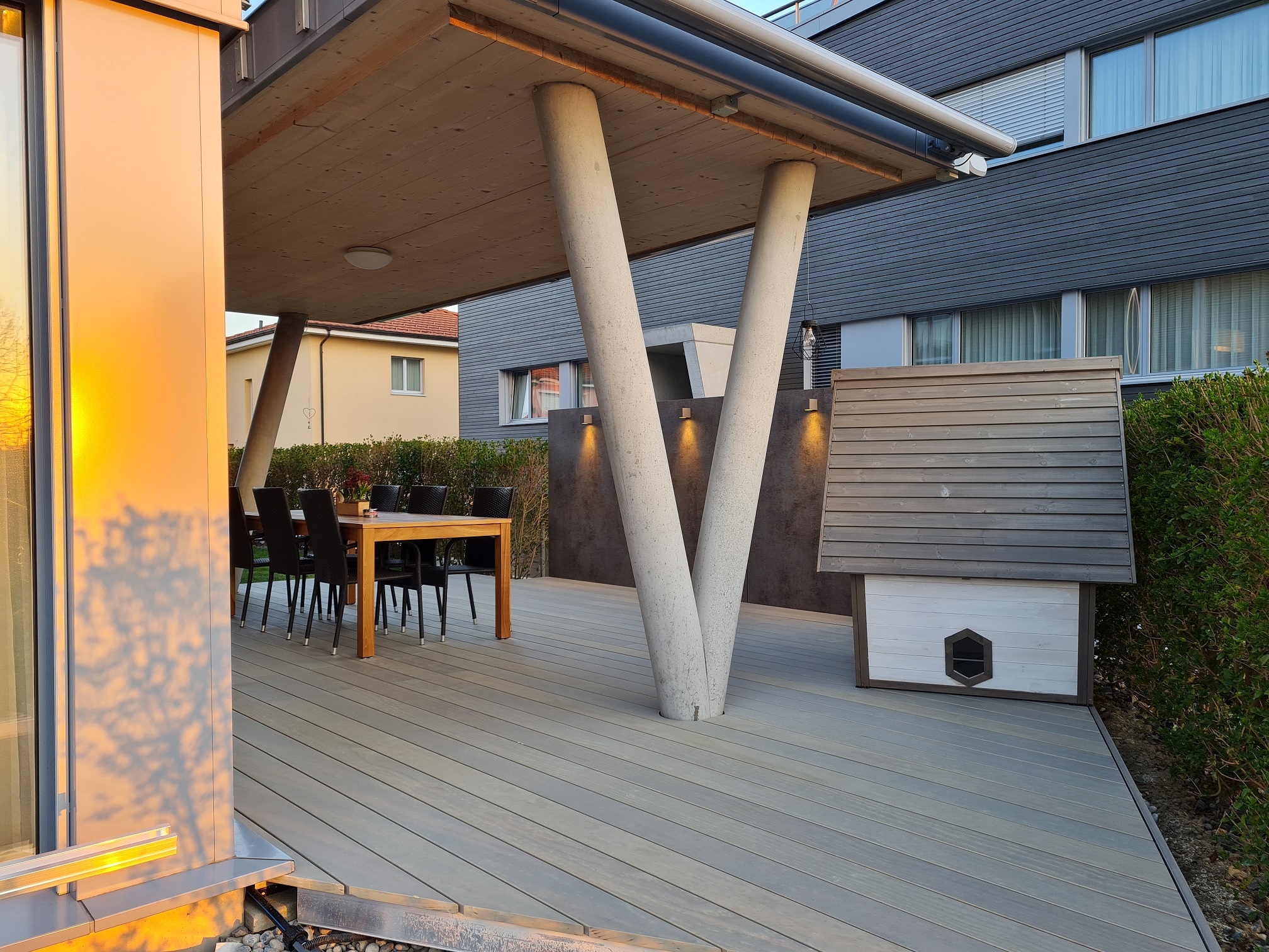 Terrasse mit Holzrost und Dach