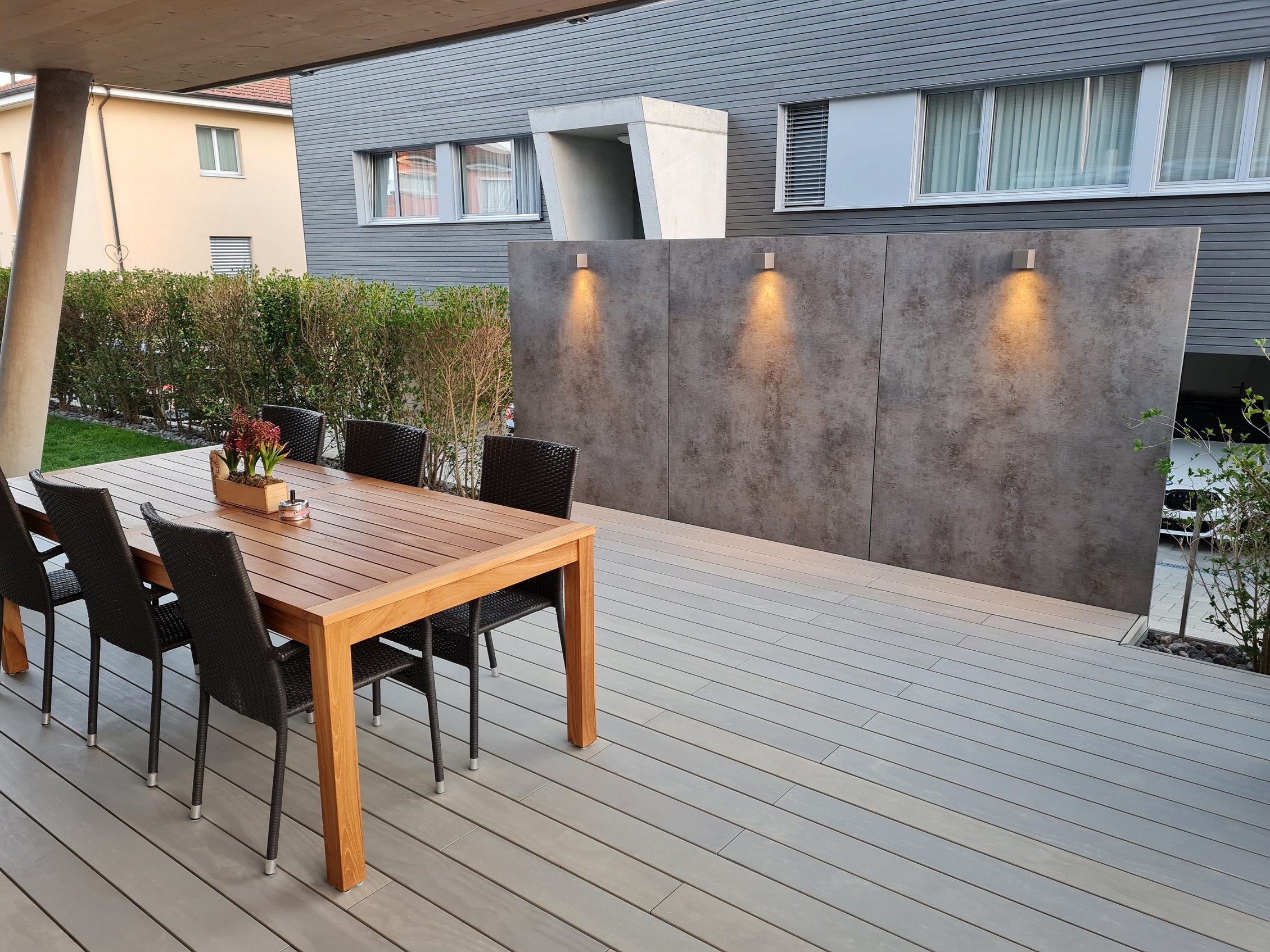 Terrasse mit Holzrost und Tisch